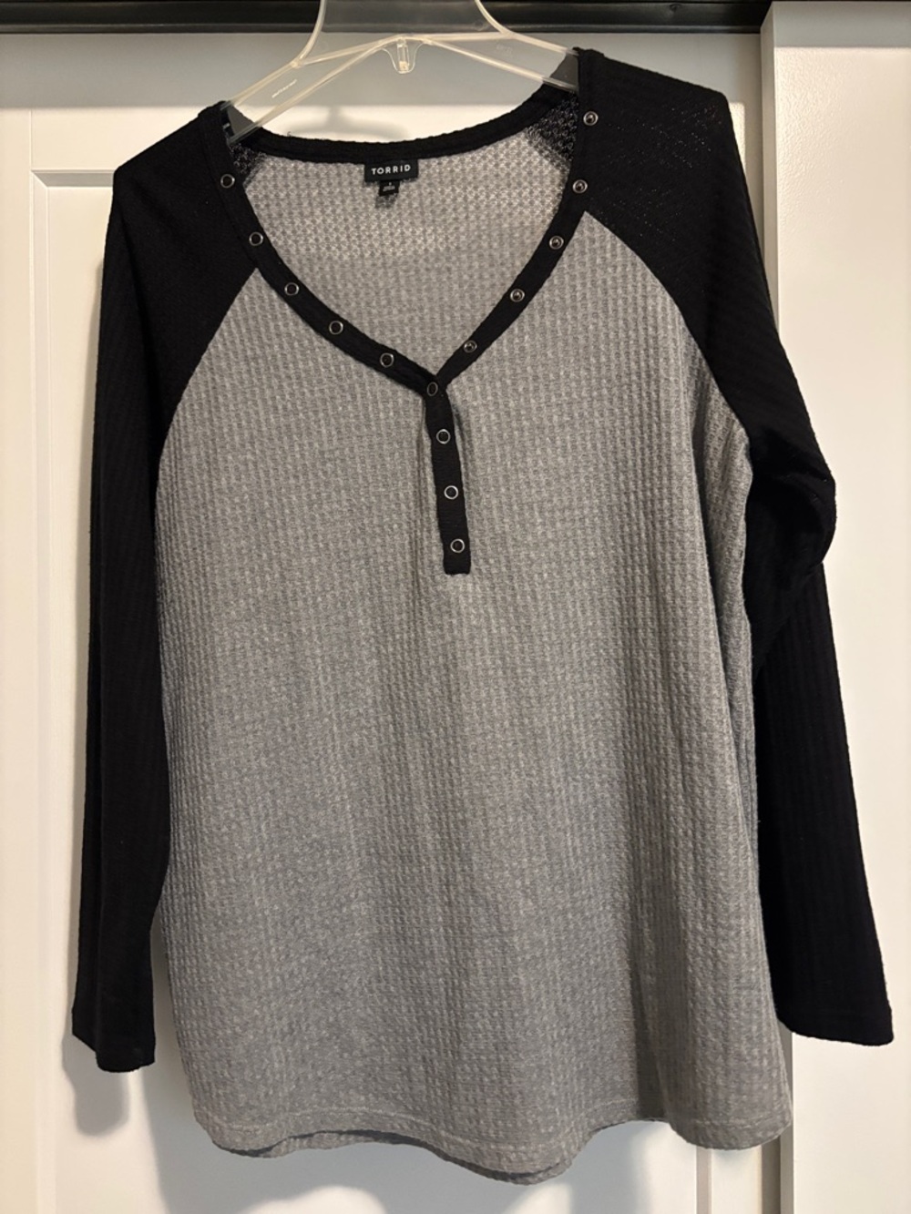 torrid Gray & Black Waffle Long Sleeve Top with buttons size 1